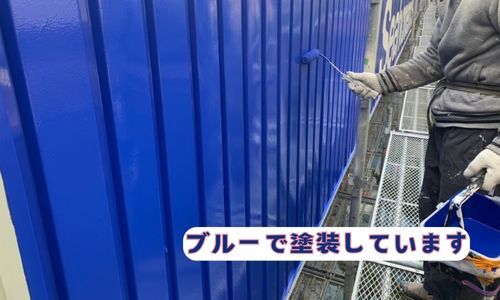 神戸市の倉庫外壁塗装工事でブルーに塗装している様子